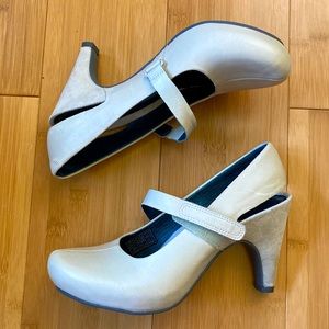 TSUBO Leather Pumps. Women’s 6